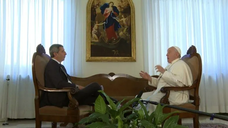 Papa Francesco, Chiocci | Papa Francesco e il direttore del Tg1 Gianmarco Chiocci durante l'intervista andata in onda l'1 novembre 2023 | Vatican Media