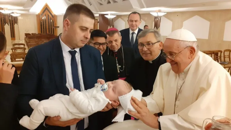 Papa Francesco battezza bambino ucraino |  | Vatican Media / ACI group