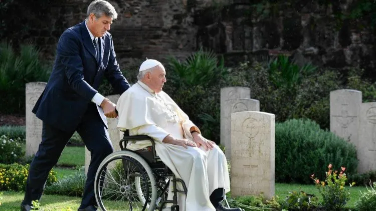 Il Papa lo scorso 2 novembre tra le lapidi |  | Vatican Media / ACI Group
