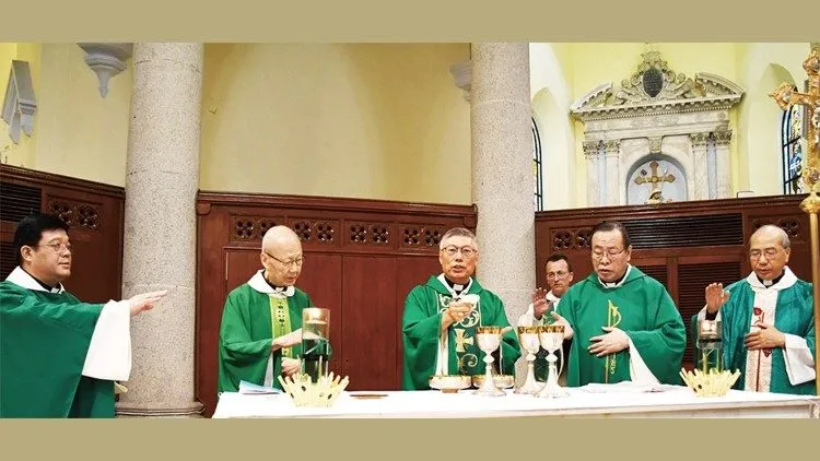 La messa concelebrata a Hong Kong dal Cardinale Chow e l'arcivescovo Li Shan | Vatican News