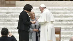 Papa Francesco con la presidente del Movimento dei Focolari Margaret Karram e la presidente emerita Maria Voce / Vatican Media