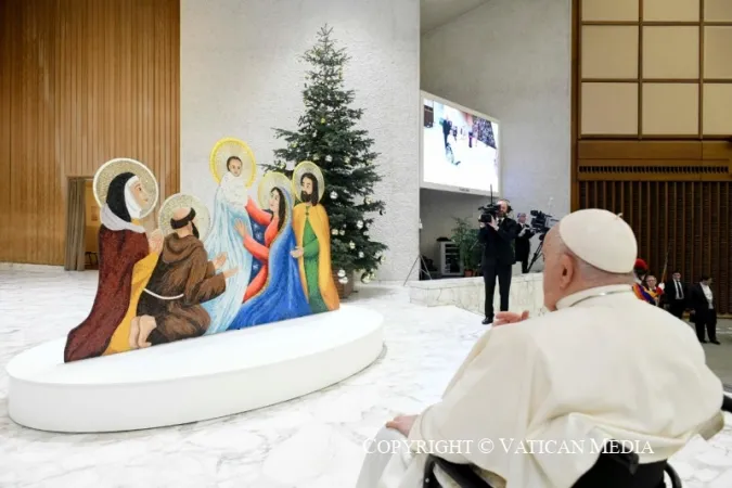 Il Papa davanti al presepe |  | Vatican Media / ACI Group