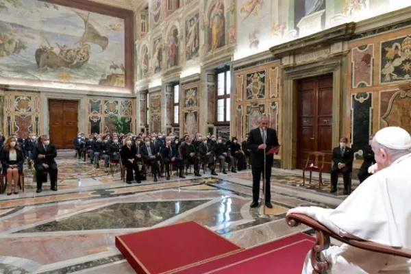 Papa Francesco in una udienza passata con l'Ispettorato di Pubblica Sicurezza Presso il Vaticano / Vatican Media