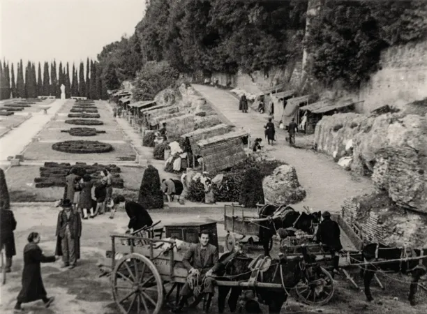 Alcune immagini degli sfollati nelle Ville Pontificie |  | Musei Vaticani