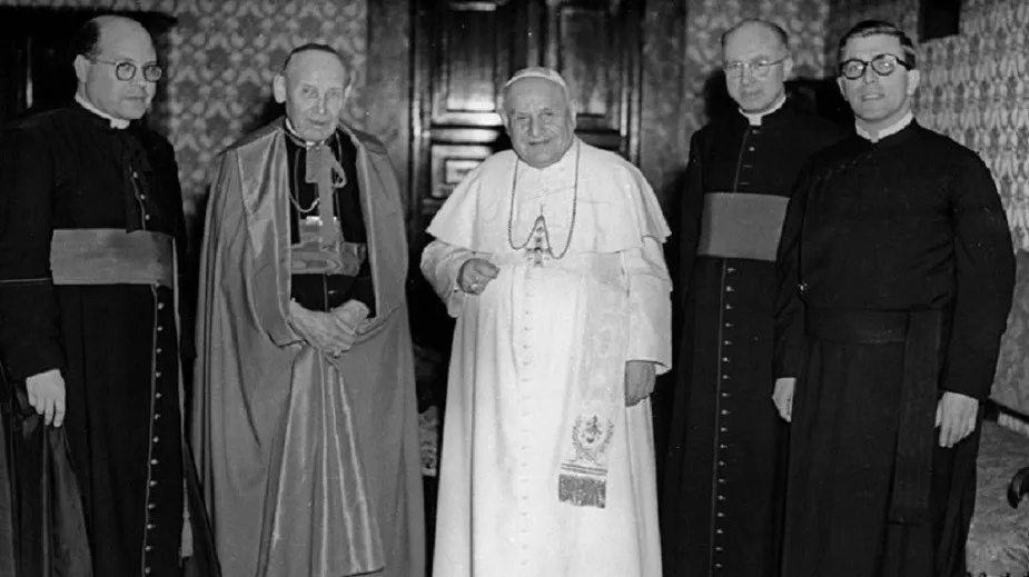 Papa Giovanni XXIII con i primi collaboratori dedicati al dialogo ecumenico