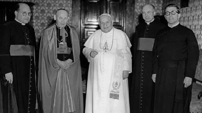 Papa Giovanni XXIII con i primi collaboratori dedicati al dialogo ecumenico |  | www.christianunity.va
