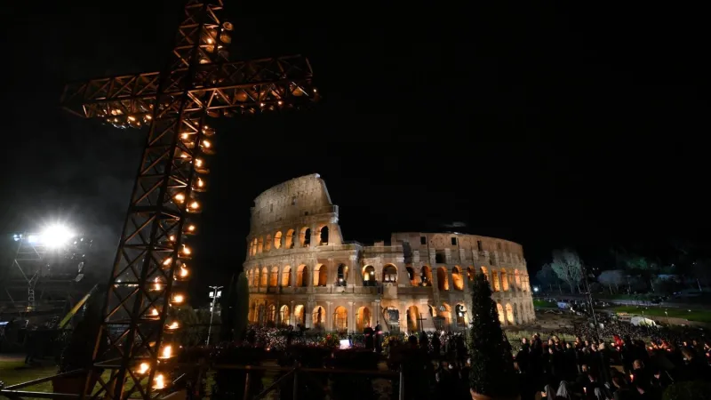 Via Crucis al Colosseo | Una via Crucis al Colosseo | Vatican Media