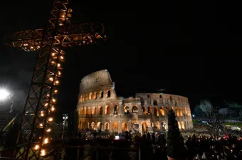 Una via Crucis al Colosseo / Vatican Media
