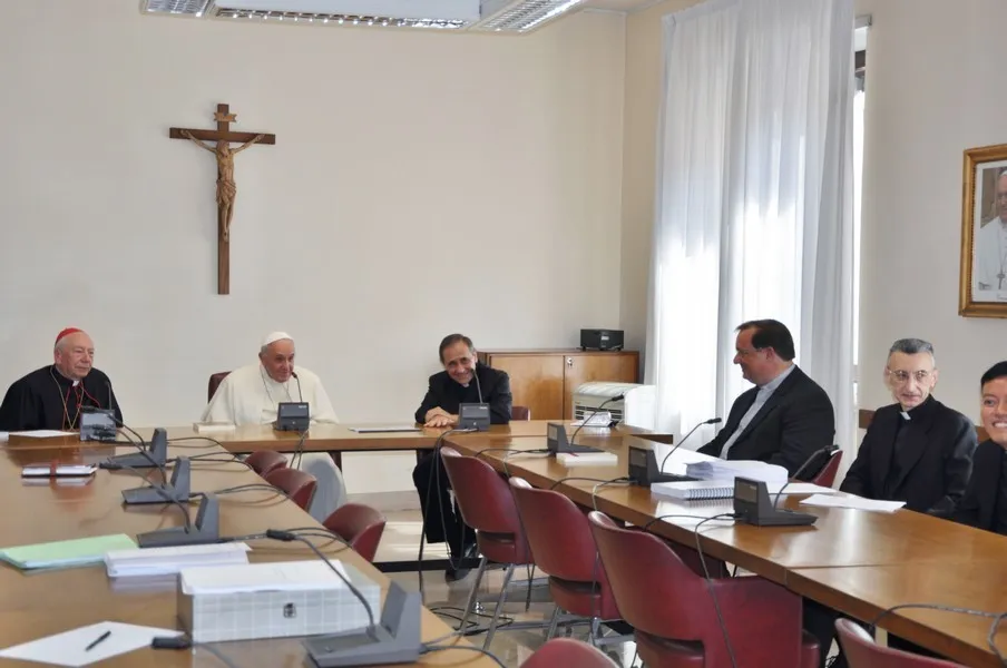 Papa Francesco partecipa ad una riunione del Dicastero per i Testi legislativi