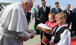 L'arrivo di Papa Francecso in Ungheria il 28 aprile 2023 / Vatican Media
