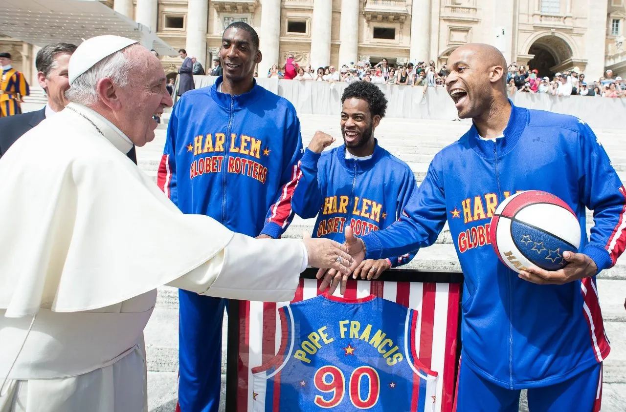 Papa Francesco con gli Harlem Glabe Trotter- archivio