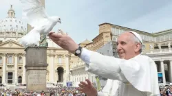 Papa Francesco con una colomba / Vatican News 