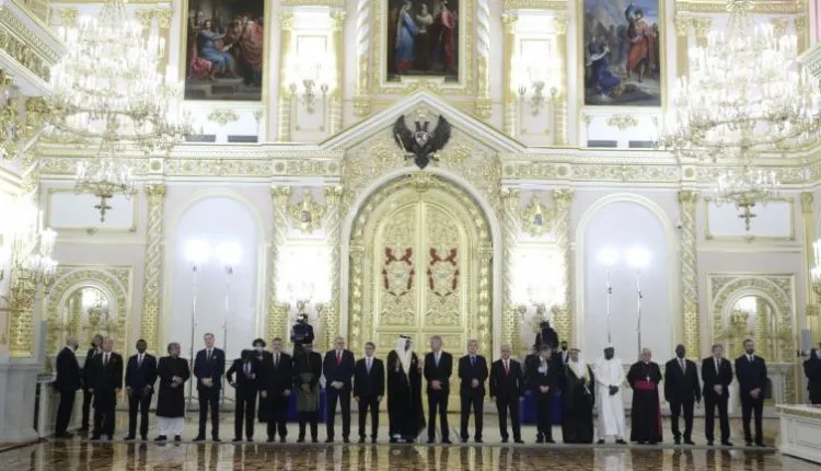 I nuovi ambasciatori presso la Federazione Russa al Cremlino il 24 novembre 2020. Tra loro, l'arcivescovo D'Aniello, nunzio a Mosca | PD