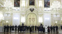 I nuovi ambasciatori presso la Federazione Russa al Cremlino il 24 novembre 2020. Tra loro, l'arcivescovo D'Aniello, nunzio a Mosca / PD