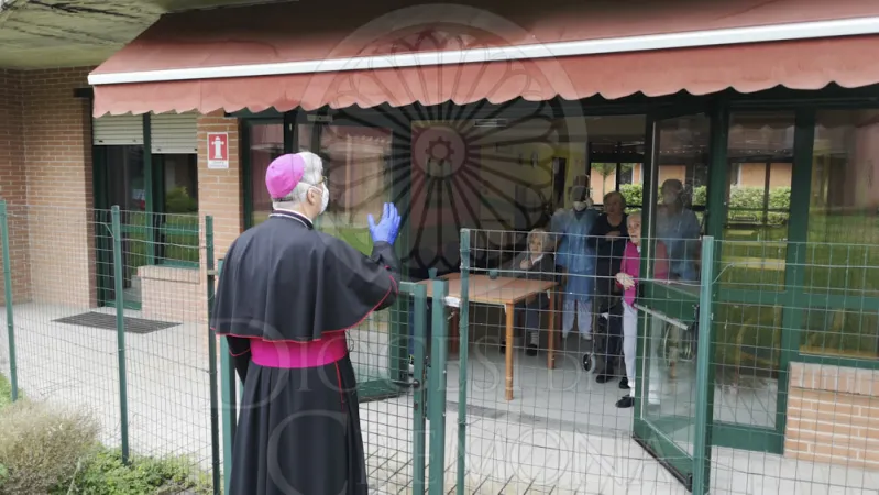 Il vescovo Napolioni in visita a Cremona Solidale, Cremona Solidale è l’Azienda Speciale del Comune di Cremona che eroga servizi e prestazioni alle pe |  | Diocesi di Cremona