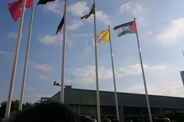 Le bandiere di Santa Sede e Palestina sventolano di fronte il quartier generale dell'ONU / ONU