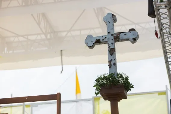 Croce sull'altare | Croce sull'altare per la Messa di Papa Francesco a Sarajevo, 6 giugno 2015  | Andreas Dueren / ACI Group