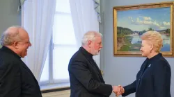 Il "ministro degli Esteri" vaticano Paul Richard Gallagher con il presidente lituano Dalia Grybauskaitė, nell'incontro che hanno avuto lo scorso 12 gennaio a Vilnius, capitale della Lituania / Presidenza della Repubblica Lituana