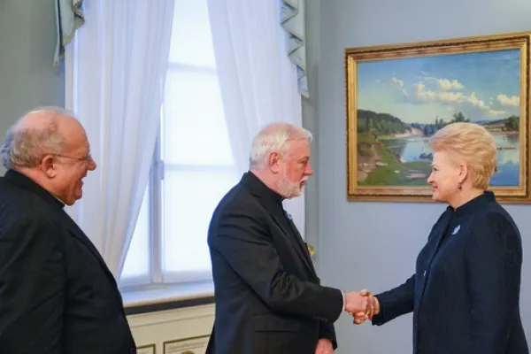 Il "ministro degli Esteri" vaticano Paul Richard Gallagher con il presidente lituano Dalia Grybauskaitė, nell'incontro che hanno avuto lo scorso 12 gennaio a Vilnius, capitale della Lituania / Presidenza della Repubblica Lituana