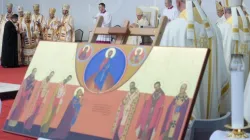 Papa Francesco mentre celebra la beatificazione di sette vescovi greco cattolici a Blaj, in Romania, il 2 giugno 2019. In primo piano, l'icona che raffigura i martiri / Vatican Media / ACI Group