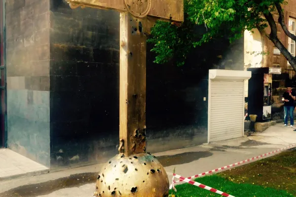 La croce dei prati martirizzati, all'ingresso della Chiesa delle Sette Piaghe a Gyumri  / Andrea Gagliarducci / ACI Stampa