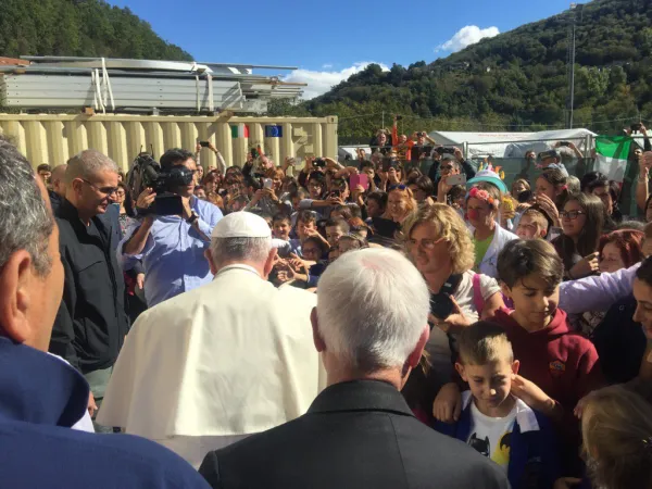 Il Papa con i terremotati  |  | Greg Burke in TW