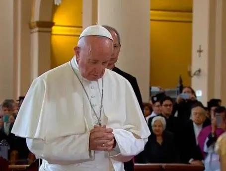 Il Papa prega nella Cattedrale di Bogotà |  | CTV