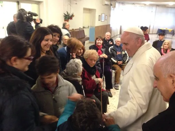 Papa Francesco visita una casa di riposo | Papa Francesco, il primo venerdì di misericordia nella casa di riposo, Roma, 15 gennaio 2016 | Twitter @Jubilee.va