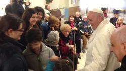 Papa Francesco, il primo venerdì di misericordia nella casa di riposo, Roma, 15 gennaio 2016 / Twitter @Jubilee.va