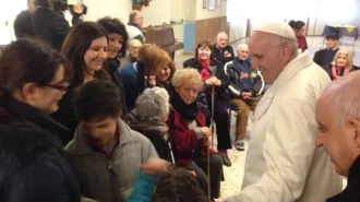 Papa Francesco, il primo dei gesti di misericordia è per anziani e malati