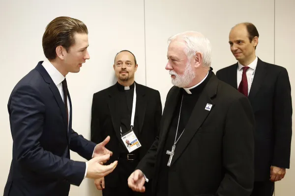 L'arcivescovo Gallagher incontra il ministro austriaco Sebastian Kurz, presidente di turno dell'OSCE. La XXIV conferenza ministeriale dell'OSCE si è tenuta a Vienna il 7 e l'8 dicembre / Twitter @sebastiankurz
