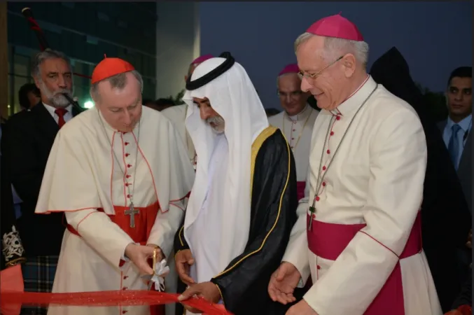 Cardinale Parolin e vescovo Hinder | Il vescovo Paul Hinder (a destra) nel 2015 durante la visita negli Emirati Arabi Uniti del cardinale Pietro Parolin (a sinistra), Segretario di Stato vaticano | www.ofmcap.org