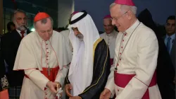 Il vescovo Paul Hinder (a destra) nel 2015 durante la visita negli Emirati Arabi Uniti del cardinale Pietro Parolin (a sinistra), Segretario di Stato vaticano / www.ofmcap.org