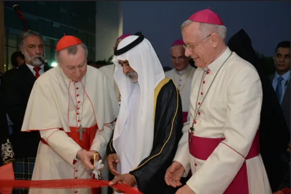 Il vescovo Paul Hinder (a destra) nel 2015 durante la visita negli Emirati Arabi Uniti del cardinale Pietro Parolin (a sinistra), Segretario di Stato vaticano / www.ofmcap.org