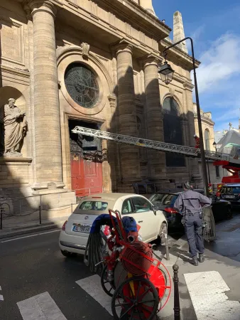 Chiesa di St. Sulpice | La chiesa di St. Sulpice, a Parigi, dopo l'incendio del 17 marzo | Twitter