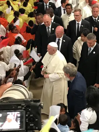 Papa Francesco ad Akamasoa con Padre Pedro |  | Ed Pentin/ EWTN