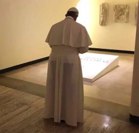 Papa Francesco prega sulla tomba di Paolo VI | 6 agosto 2017 | Vatican Media / ACI Group