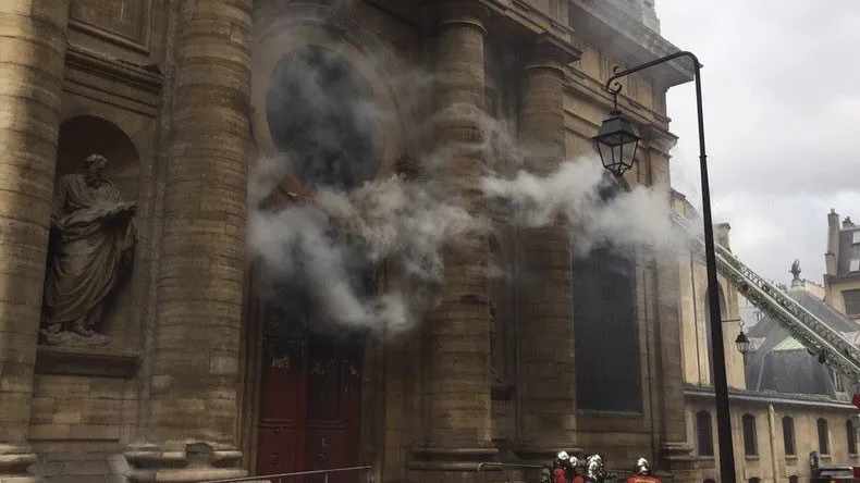 Incendio a St. Sulpice | L'incendio nella Chiesa di St. Sulpice a Parigi | twitter