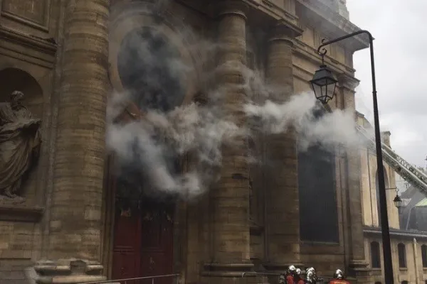 L'incendio nella Chiesa di St. Sulpice a Parigi / twitter