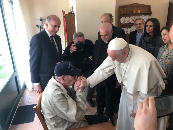 Papa Francesco, villaggio Emanuele | Papa Francesco durante la visita al Villagio Emanuele, Roma, 12 aprile 2019 | Twitter @PCPNE_it