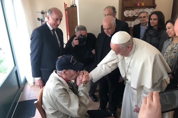 Papa Francesco durante la visita al Villagio Emanuele, Roma, 12 aprile 2019 / Twitter @PCPNE_it