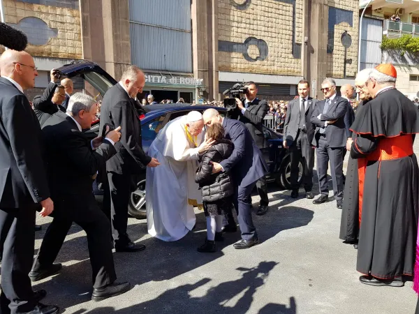 Alcuni momenti della visita del Papa alla Parrocchia di San Giulio  |  | Diocesi di Roma 