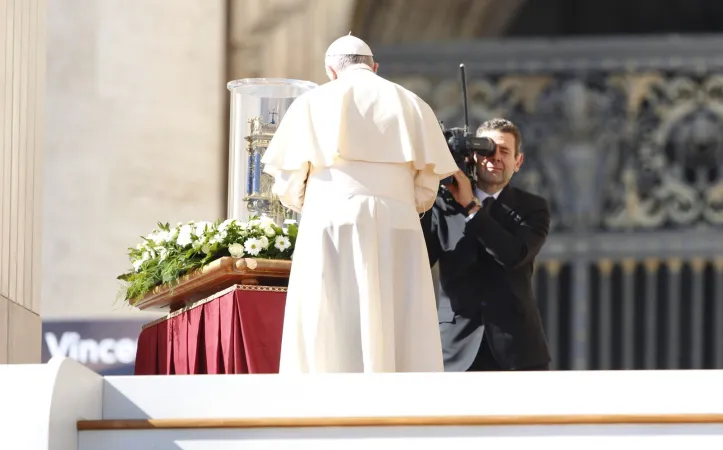 Il Papa prega davanti alle reliquie di san Vincenzo  |  | Daniel Ibanez/ CNA
