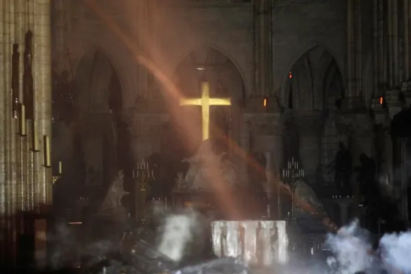 L'interno della Cattedrale di Notre-Dame a Parigi dopo l'incendio / da Twitter