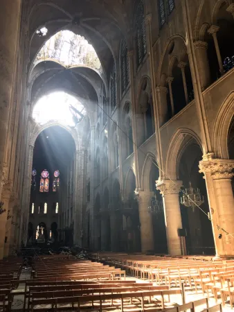 Notre Dame | Una foto della cattedrale di Notre Dame nel giorno di Pasqua di quest'anno. Sul fondo si vedono le macerie causate dall'incendio del 15 aprile | twitter @notredamedeparis