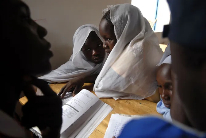 Studenti rifugiati dal Darfur, in una scuola del Servizio dei Gesuiti per i Rifugiati presso il campo rifugiati di Djabal, nella periferia di Goz Beid |  | Christian Fuchs / Servizio dei Gesuiti per i Rifugiati Stati Uniti