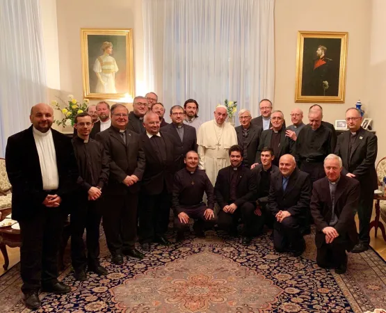 Papa Francesco con i 22 gesuiti che lo hanno incontrato nella nunziatura a Bucarest  | da Twitter 