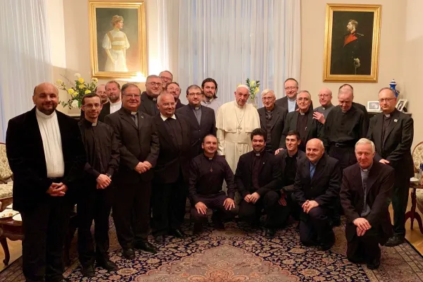 Papa Francesco con i 22 gesuiti che lo hanno incontrato nella nunziatura a Bucarest  / da Twitter 