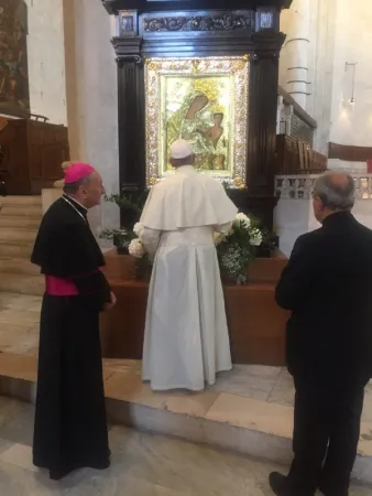Papa Francesco con l'arcivescovo Cacucci visita la Cattedrale di San Sabino, a Bari, prima di ripartire per Roma, 7 luglio 2018 | Vatican Pool