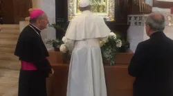 Papa Francesco con l'arcivescovo Cacucci visita la Cattedrale di San Sabino, a Bari, prima di ripartire per Roma, 7 luglio 2018 / Vatican Pool